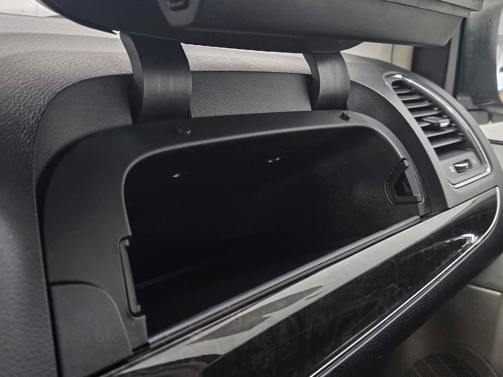 Used 2013 Black Chrysler Touring-L image 40