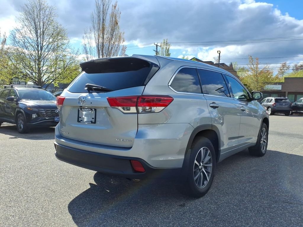 Used 2018 Silver Toyota XLE image 5
