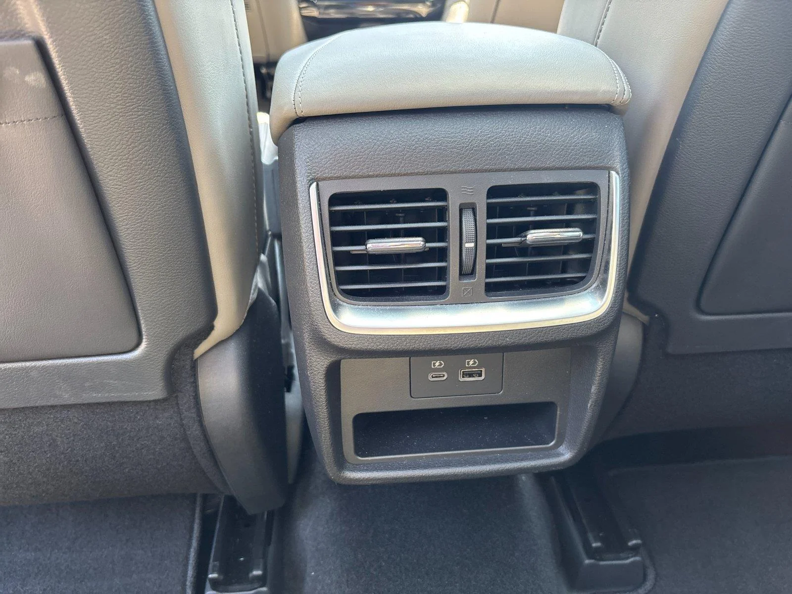 Certified Used 2025 Radiant White INFINITI LUXE image 33