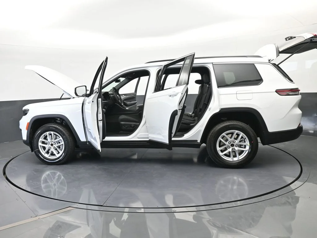 New 2026 Bright White Clear-Coat Exterior Paint Jeep Laredo image 69