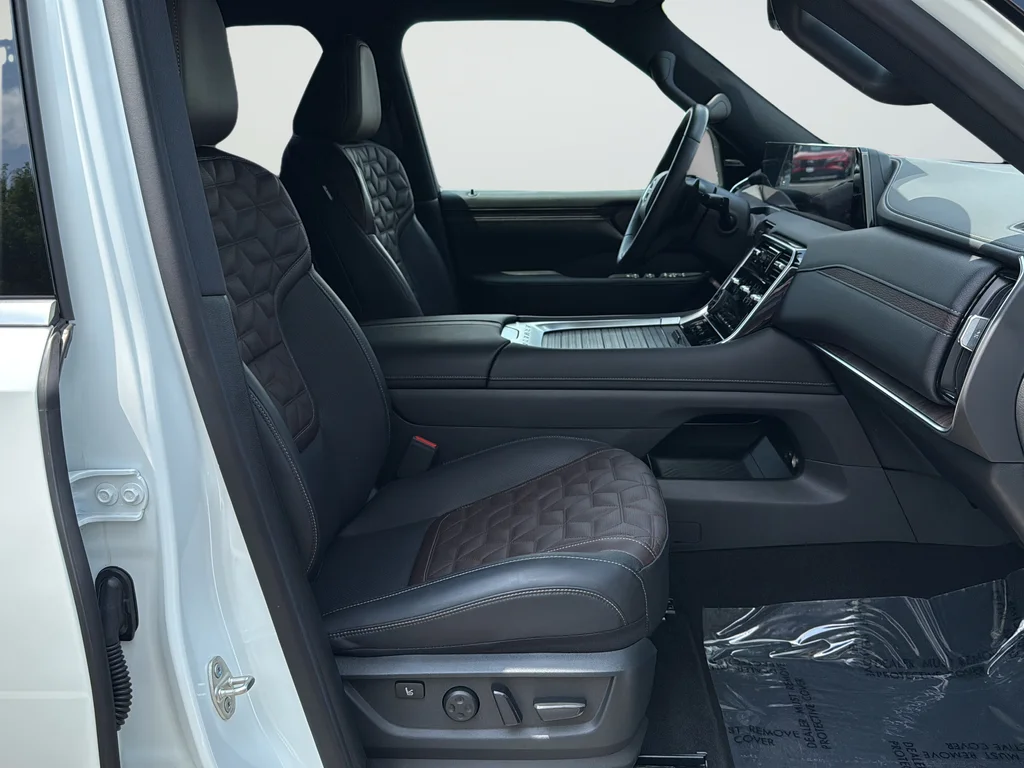Used 2025 White Nissan Platinum Reserve image 23