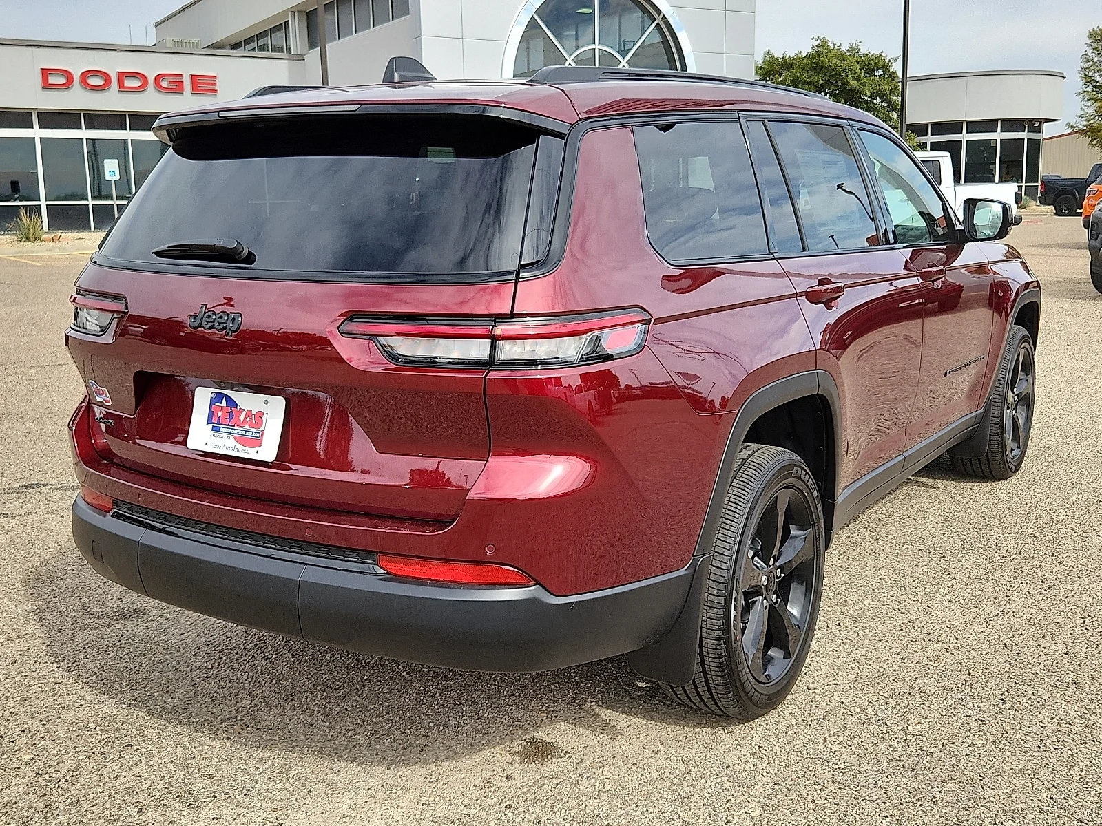 New 2025 Velvet Red Pearlcoat Jeep L ALTITUDE X 4X4 image 4