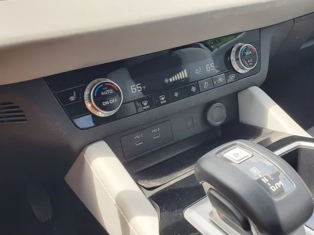 Used 2025  Mitsubishi SE image 19