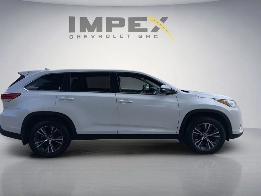 Used 2019  Toyota LE image 4