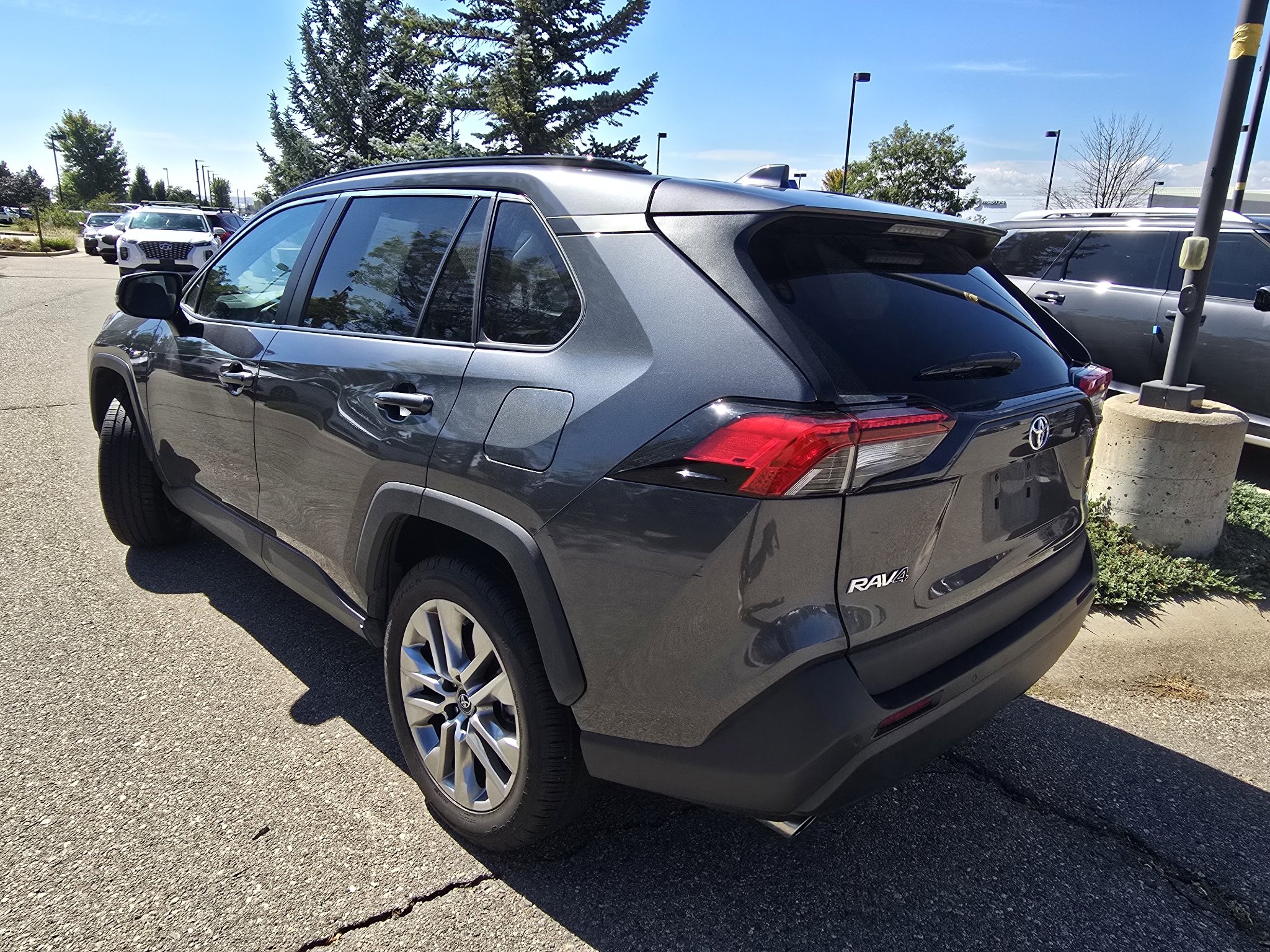 Used 2020 Magnetic Gray Metallic Toyota XLE Premium image 14