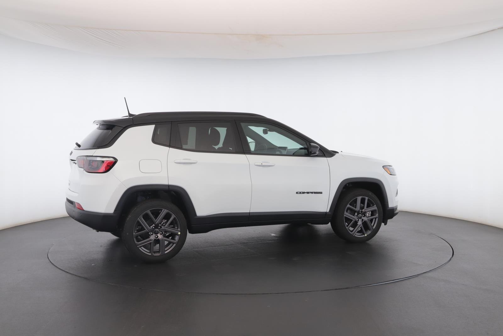 New 2026 Bright White Clear-Coat Exterior Paint Jeep Limited Altitude 4x4 image 28