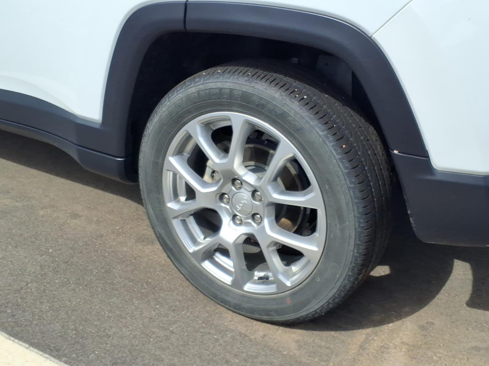 Used 2024 Bright White Clearcoat Jeep Latitude Lux image 15