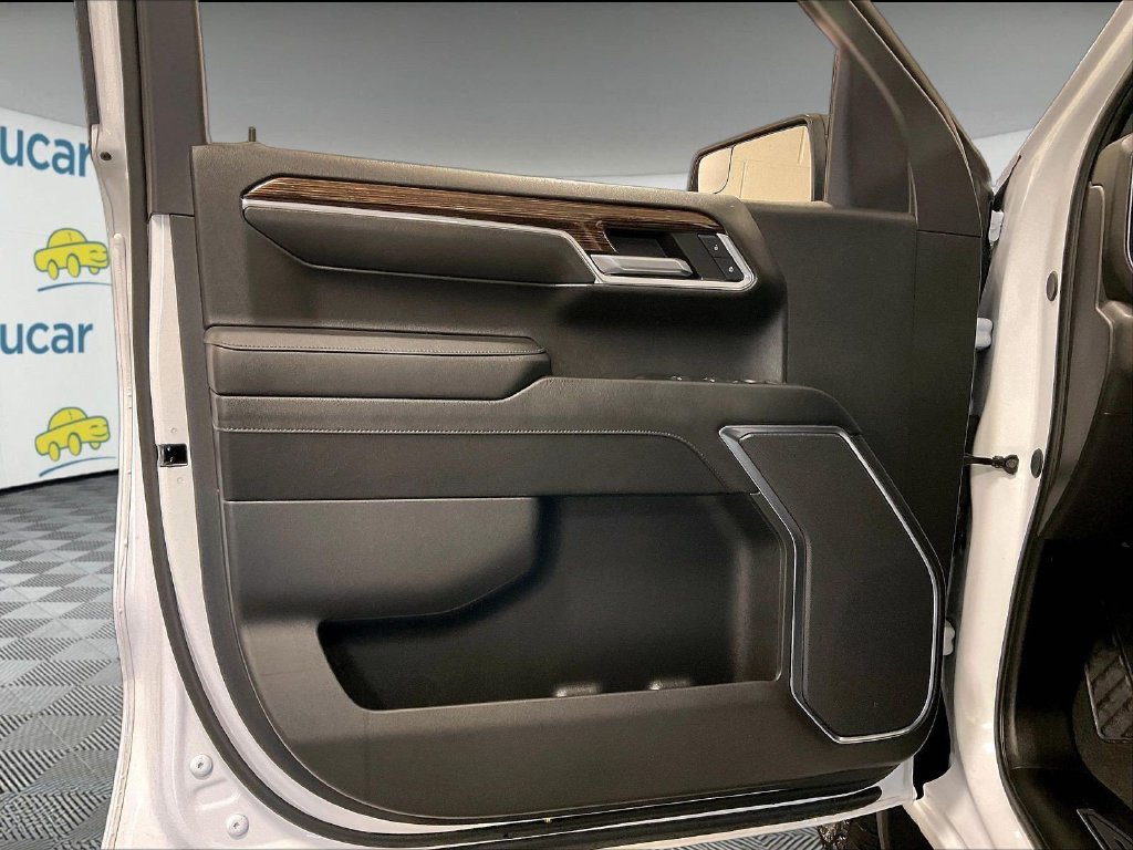 Used 2024 White GMC Elevation image 9