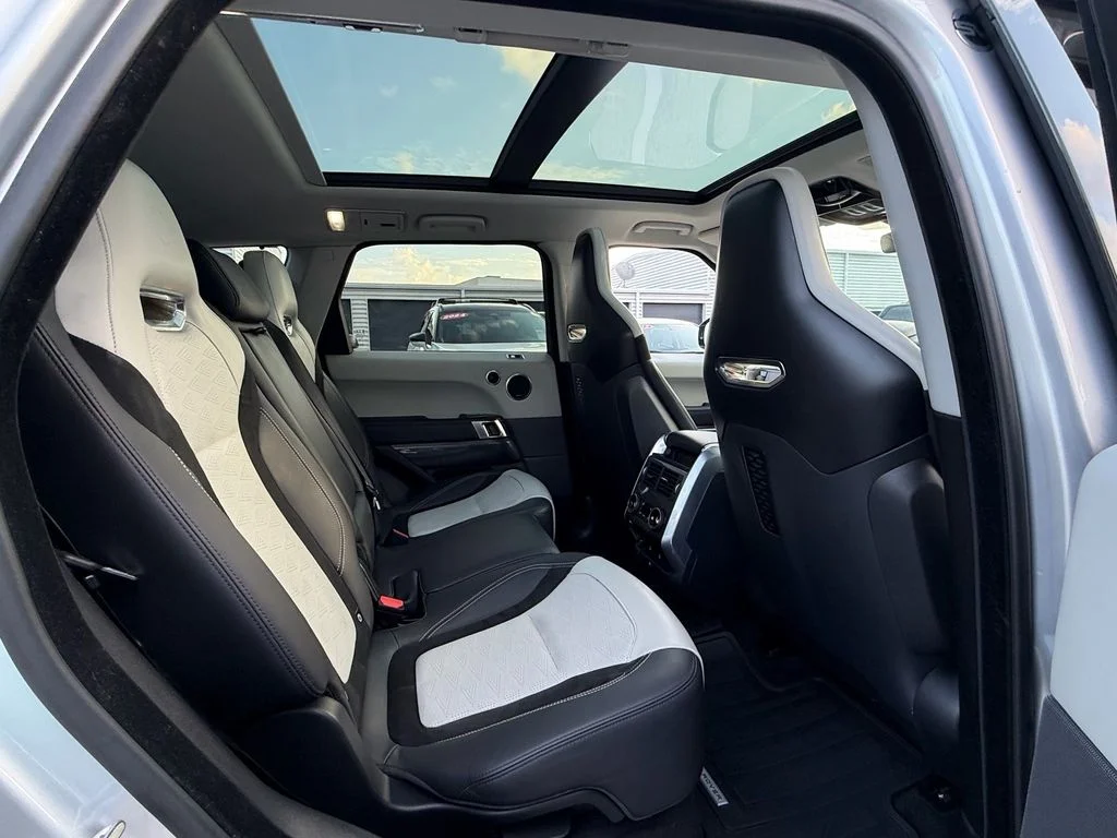 Used 2019  Land Rover SVR image 17