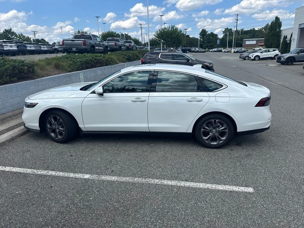 Used 2023 White Honda EX image 5