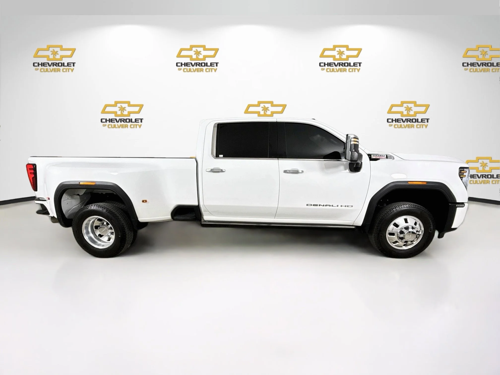 Used 2024 Summit White GMC Denali DRW image 9