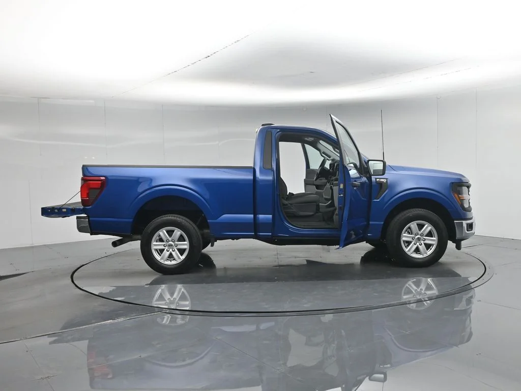 New 2026 Oxford White Ford XLT image 4
