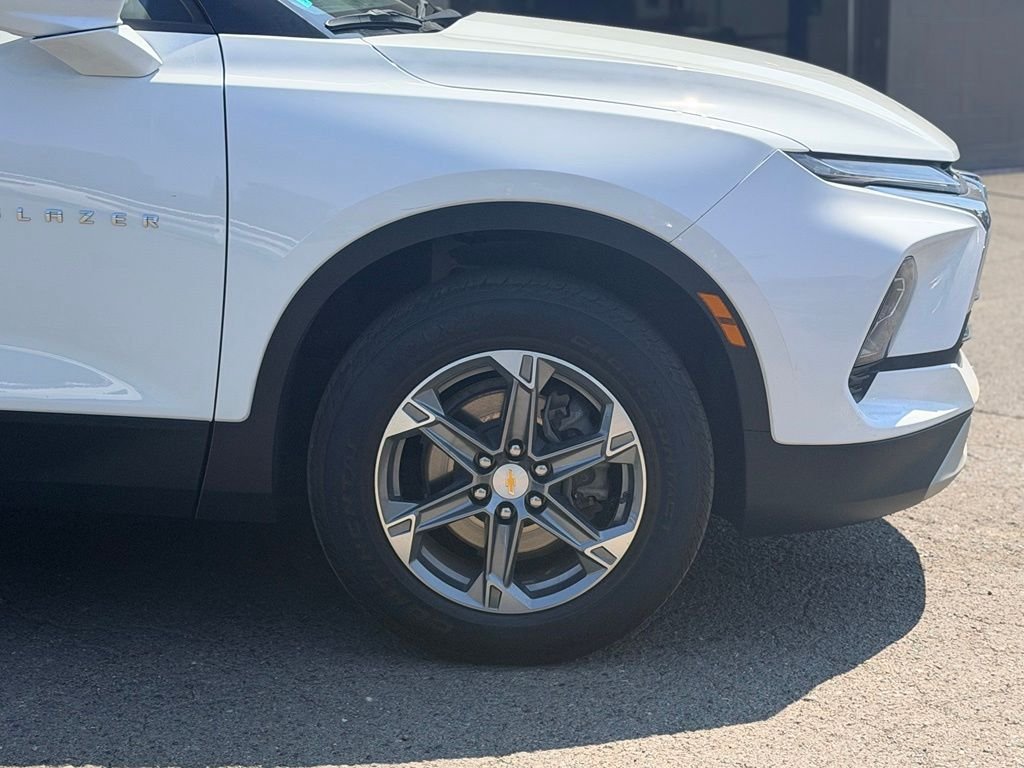 Used 2024 Summit White Chevrolet LT image 2