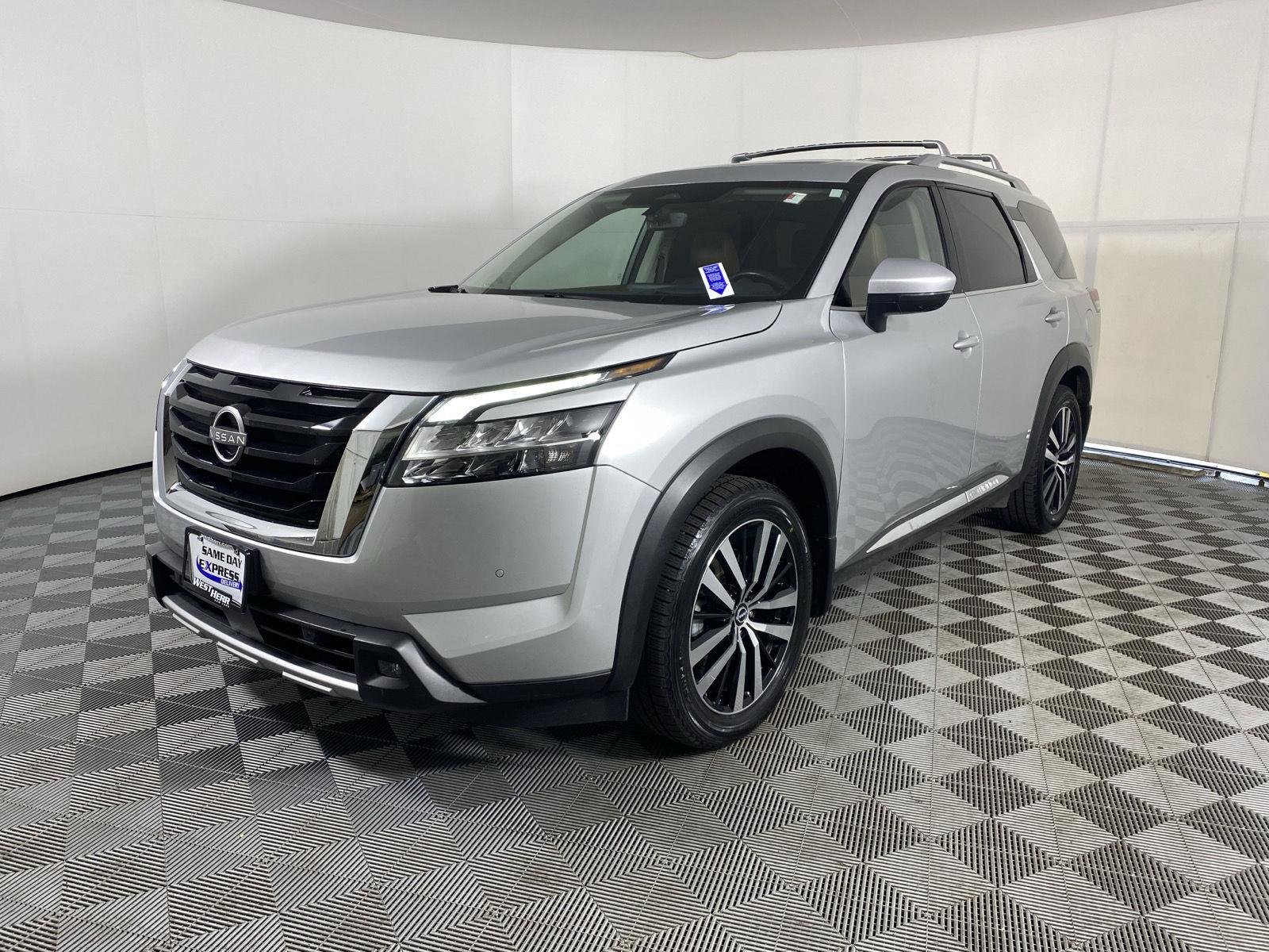 Used 2023 Brilliant Silver Metallic Nissan Platinum image 3