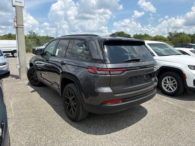 Used 2024 Baltic Gray Metallic Clearcoat Jeep Altitude image 9