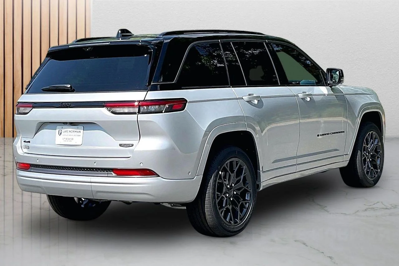 New 2026 Silver Zynith Exterior Paint Jeep Summit image 9