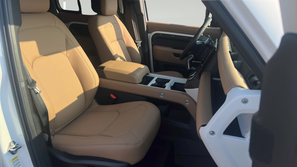New 2026 White Land Rover X-Dynamic SE image 21