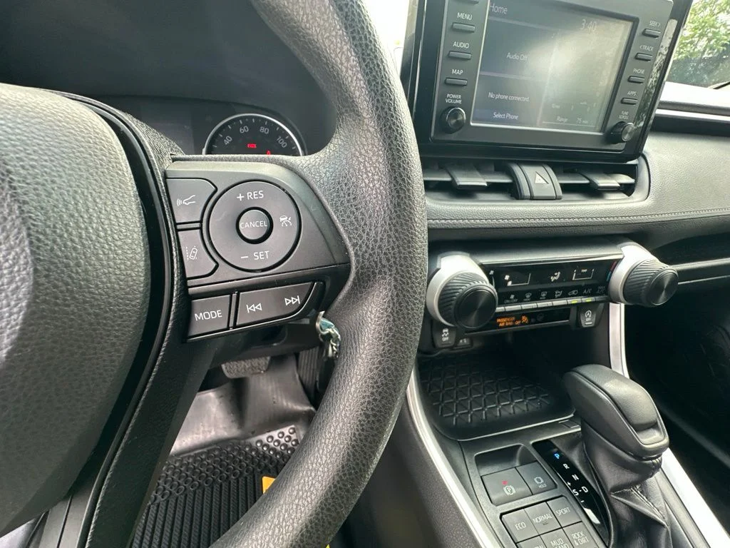 Used 2019 White Toyota LE image 14