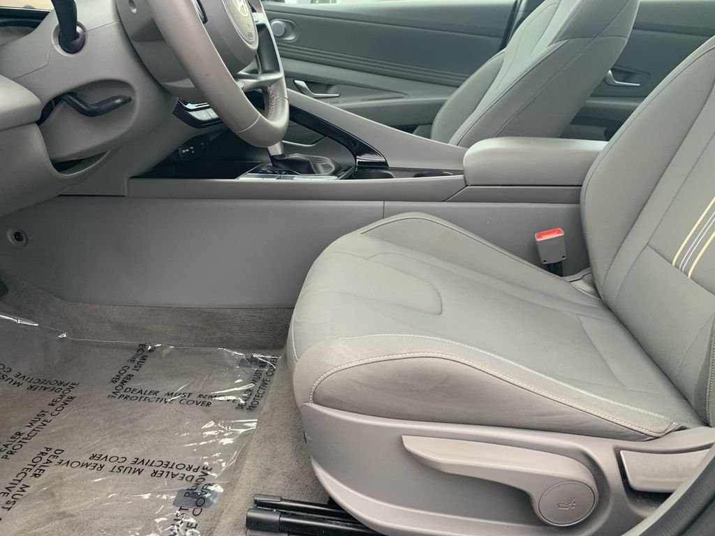 Used 2025 Silver Hyundai SEL Convenience image 22