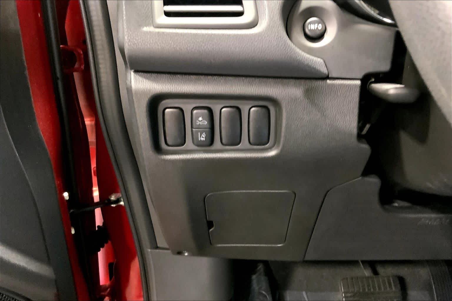 Used 2022 Red Diamond Mitsubishi ES image 35