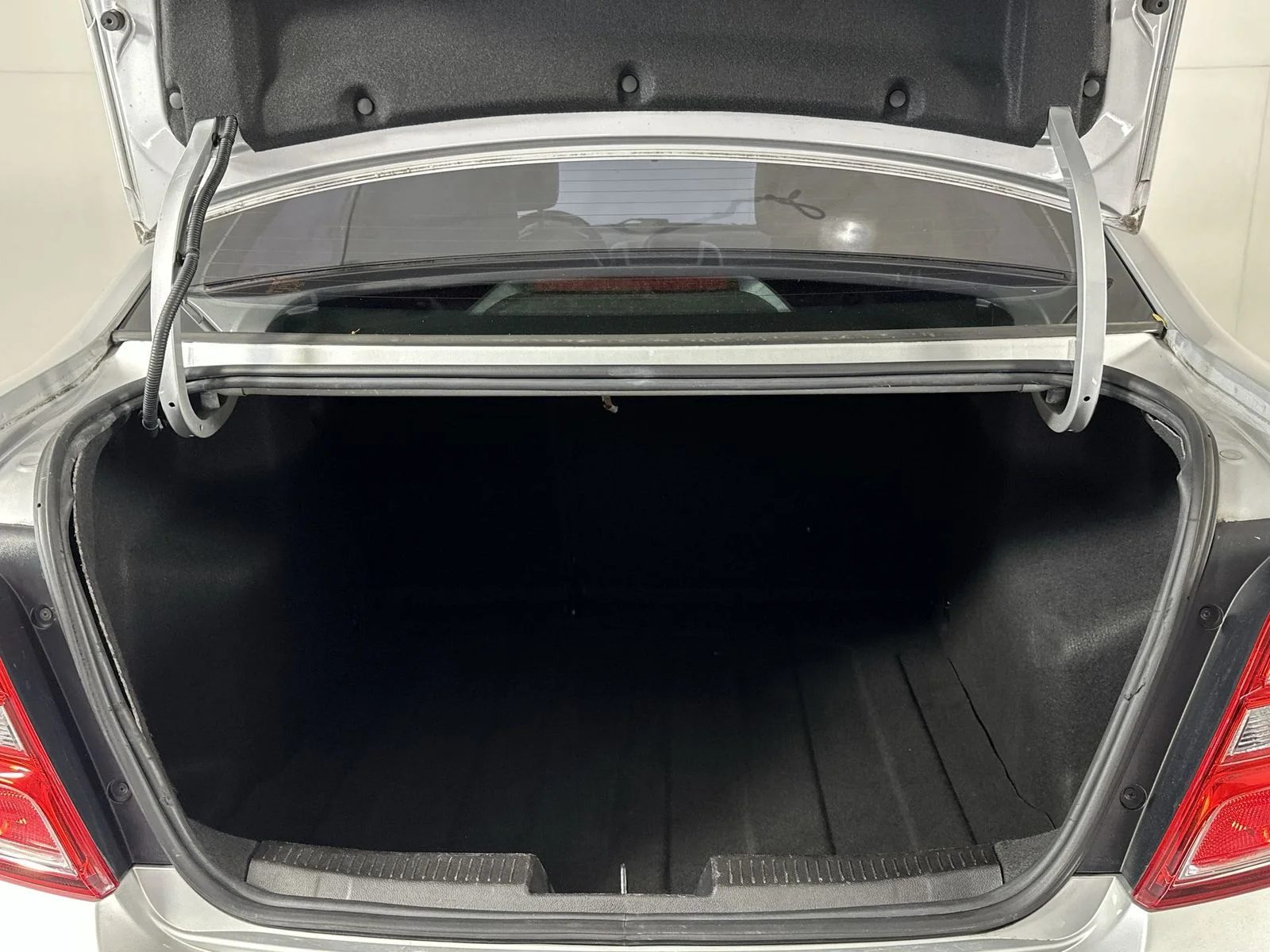 Used 2019 Silver Chevrolet Premier image 25