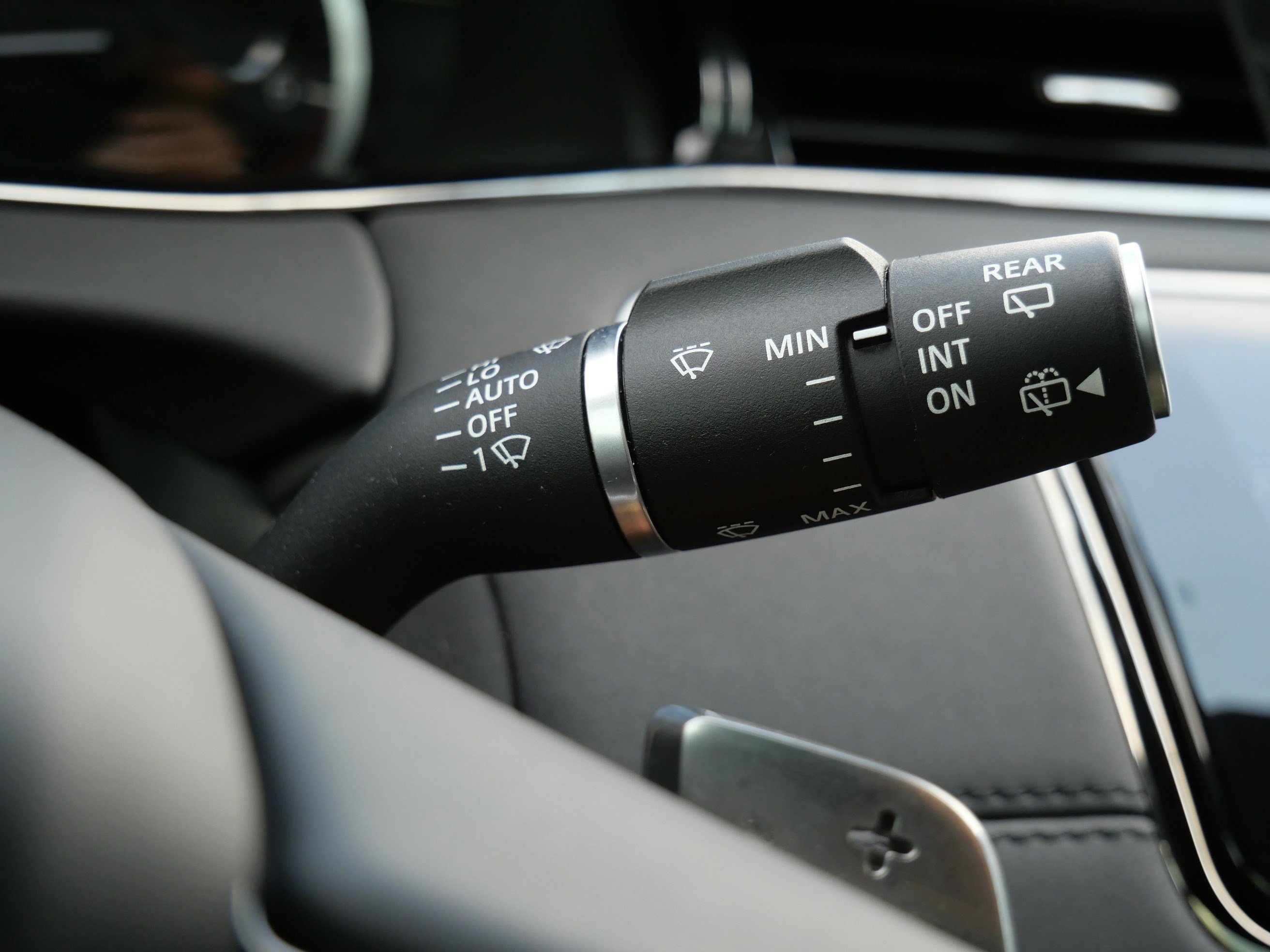Used 2023 Fuji White Land Rover R-Dynamic SE image 26