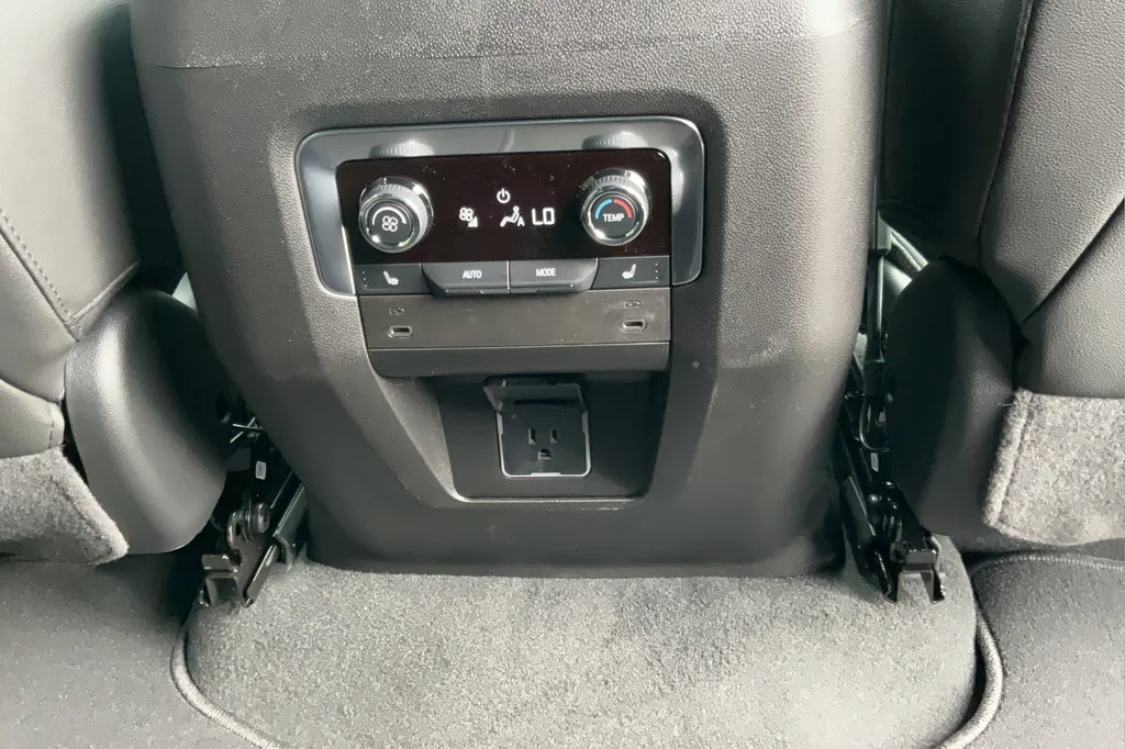 2026 Chevrolet Suburban Z71 - Photo 20