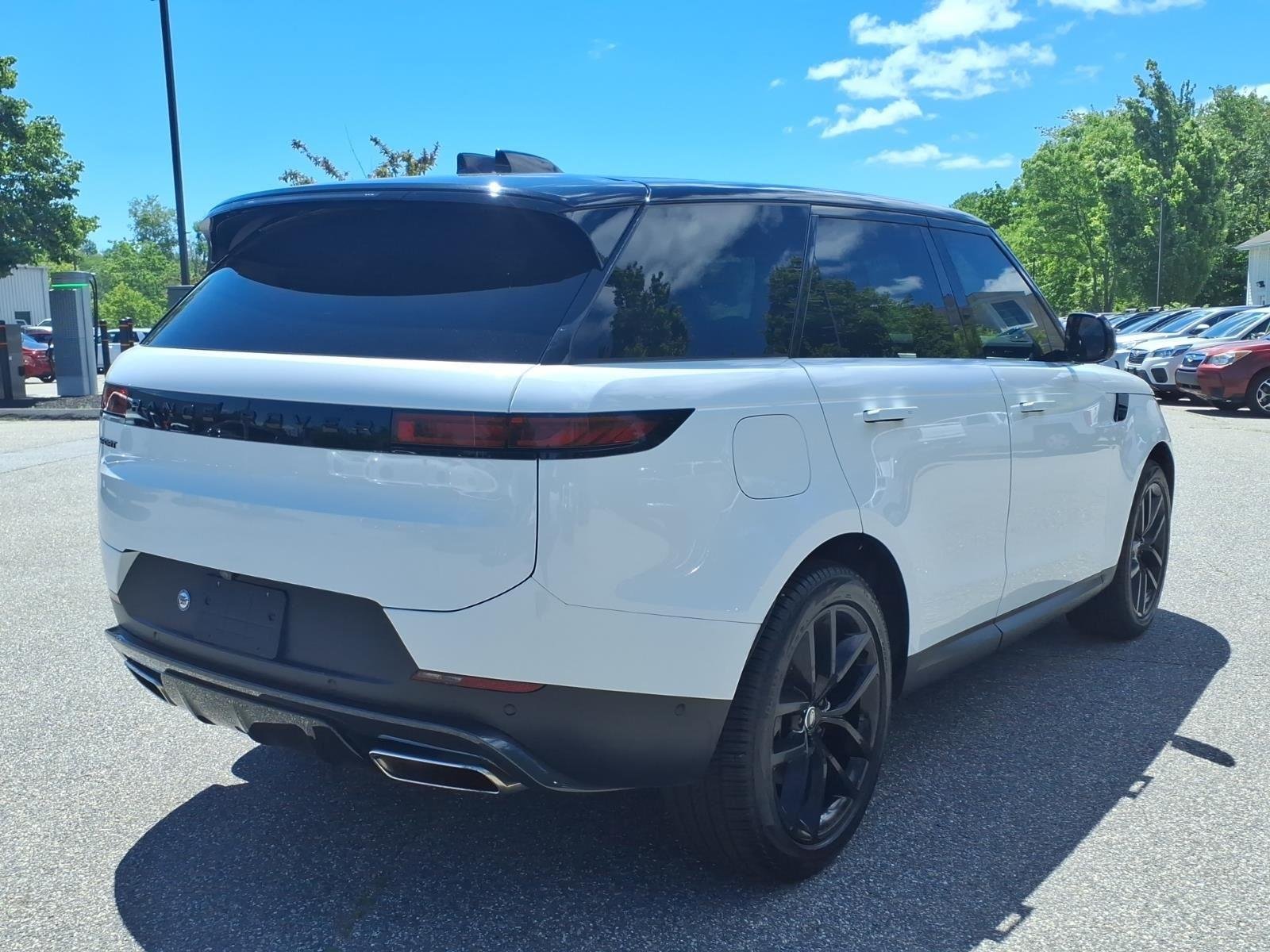 Used 2024 Fuji White Land Rover SE image 5