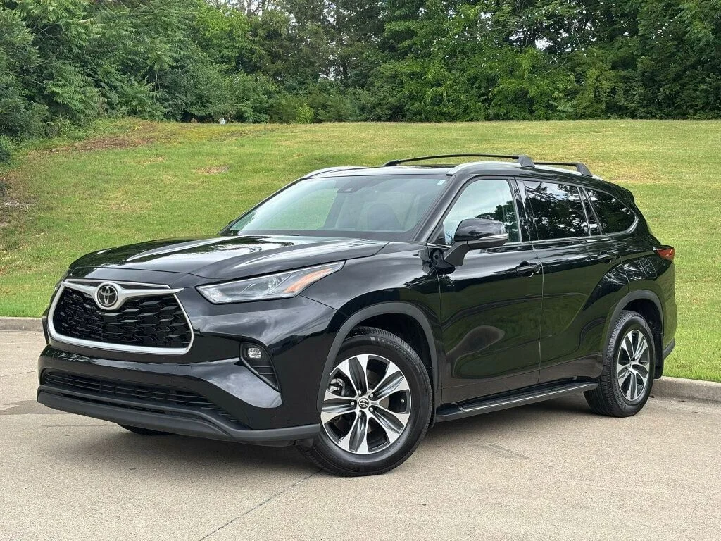 Used 2022 Black Toyota XLE image 14