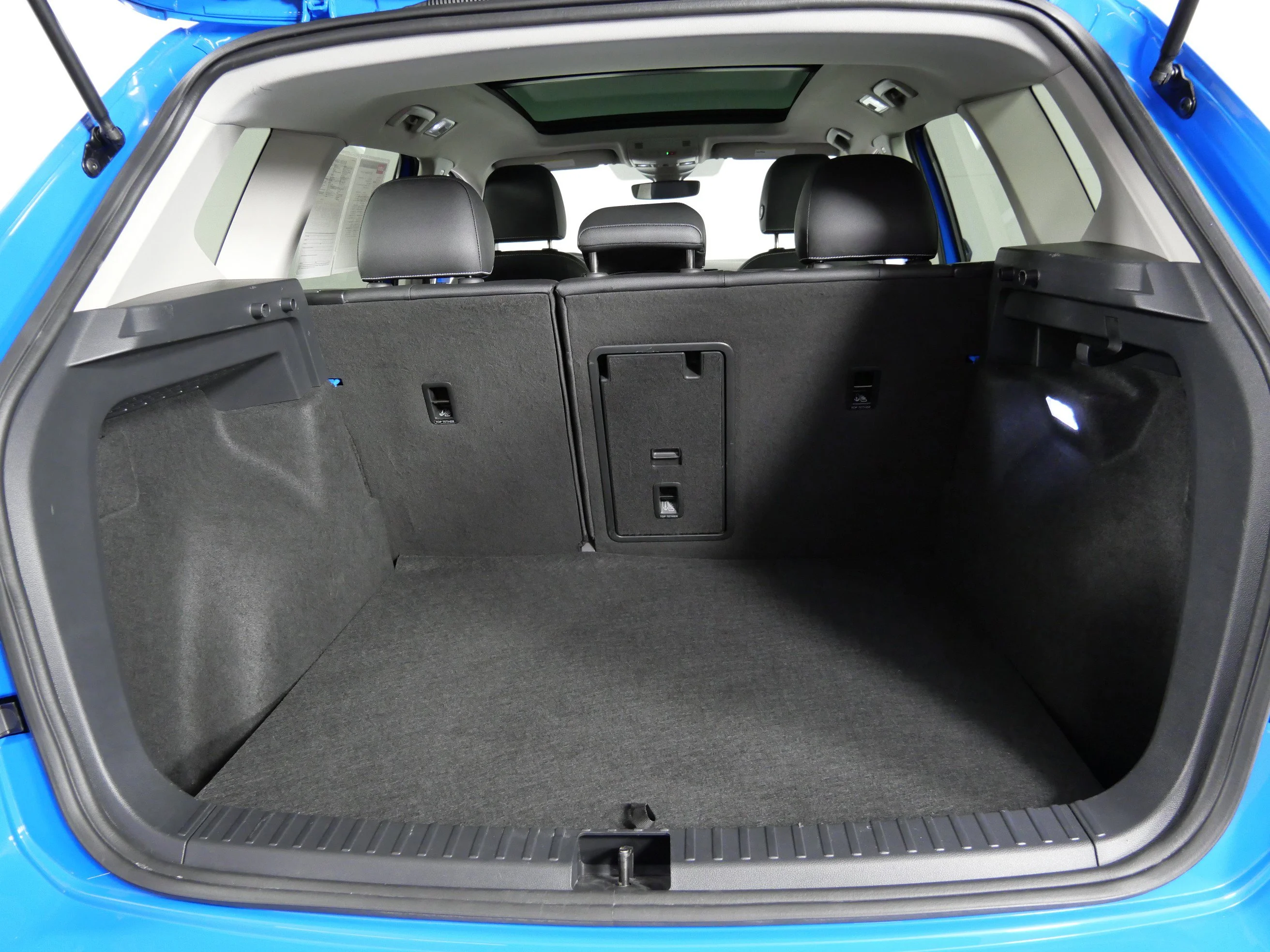 Certified Used 2025 Cornflower Blue Volkswagen SEL image 18