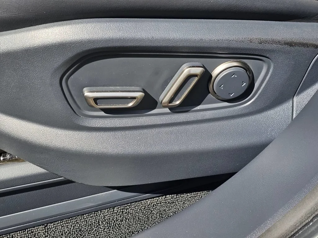 Used 2022  RIVIAN Adventure Package image 25