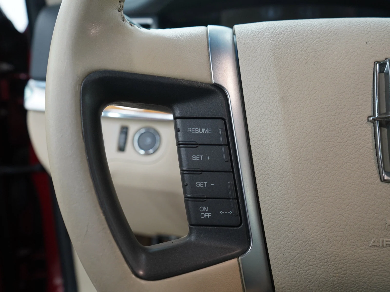 Used 2009 Sangria Red Clearcoat Metallic Lincoln  image 24