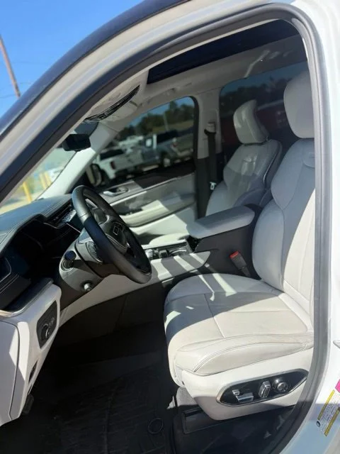 Used 2022 White Jeep Overland image 5