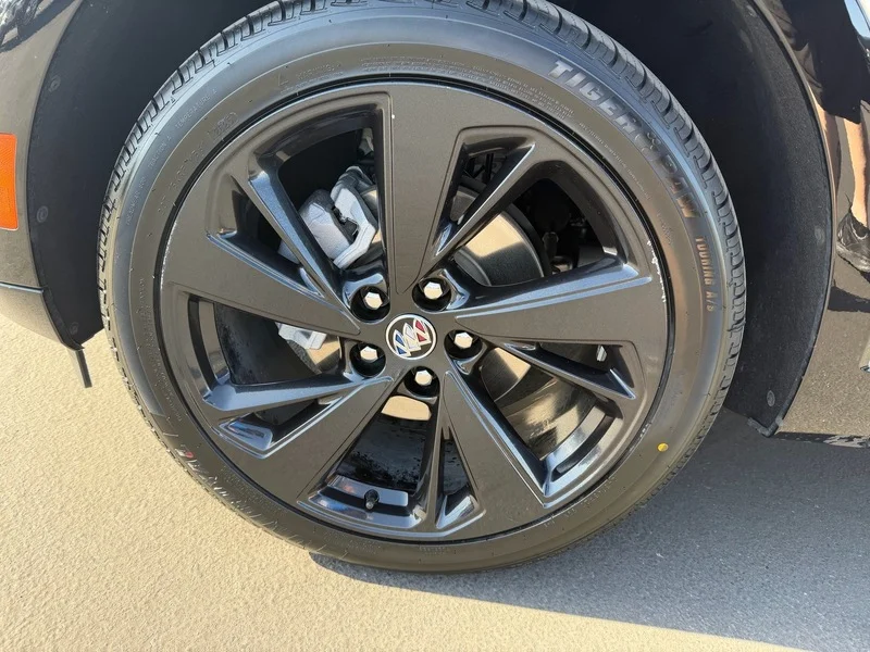 Used 2023 White Frost Tricoat Buick Preferred image 27