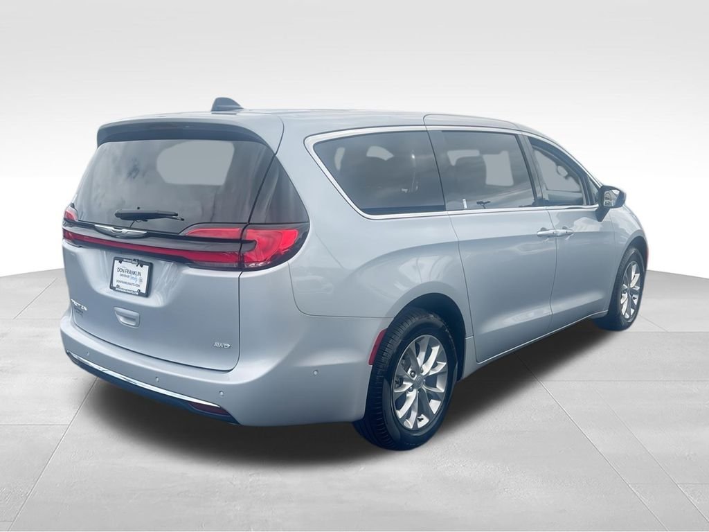 Used 2023 Silver Chrysler Touring L image 8