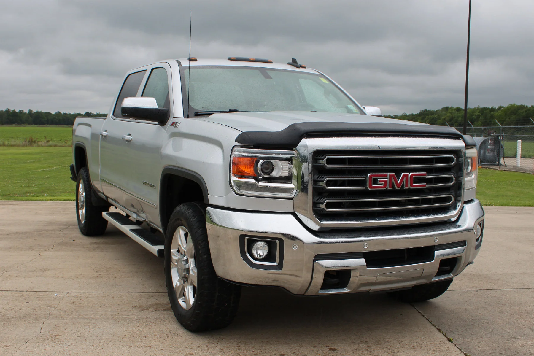 Used 2017 Quicksilver Metallic GMC 4WD Crew Cab 153.7 SLT image 27
