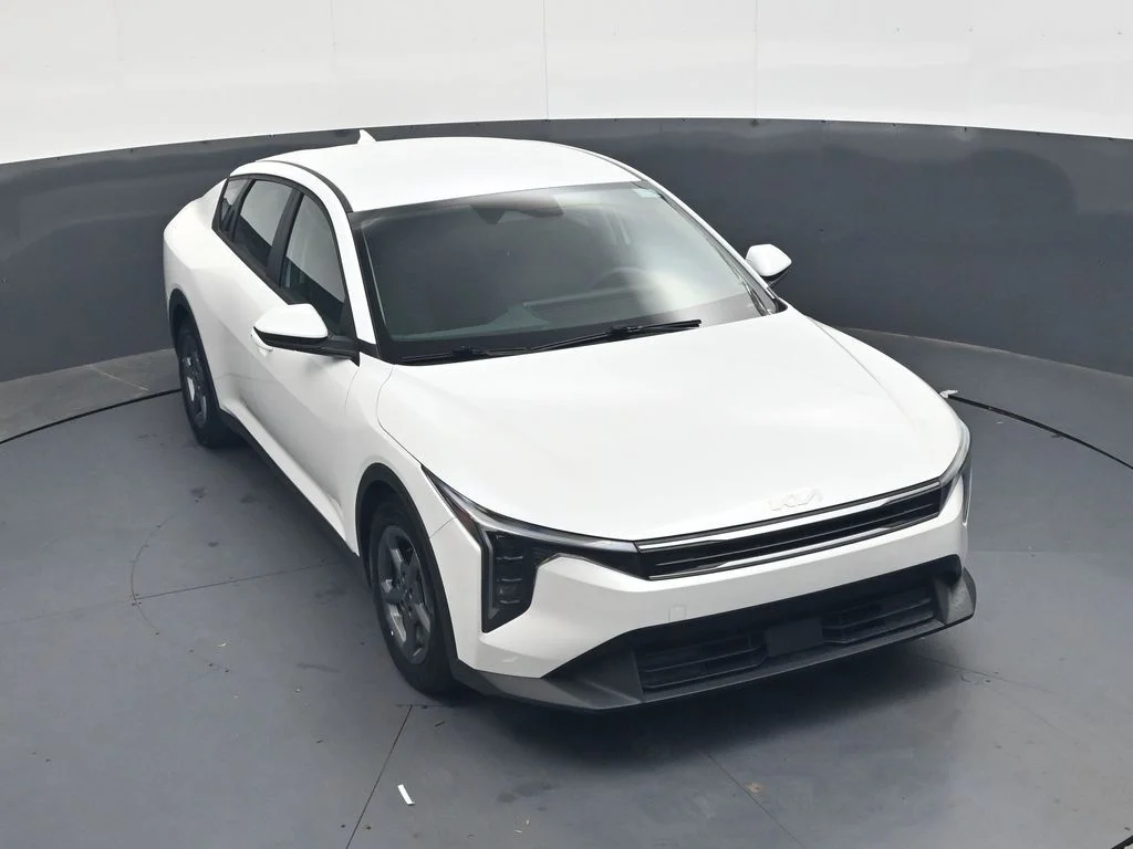 Used 2025 White Kia LXS image 24