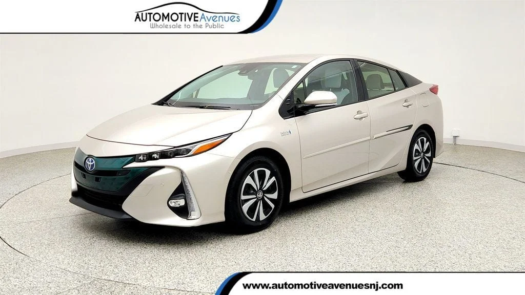 Used 2018 Titanium Glow Toyota Advanced image 1