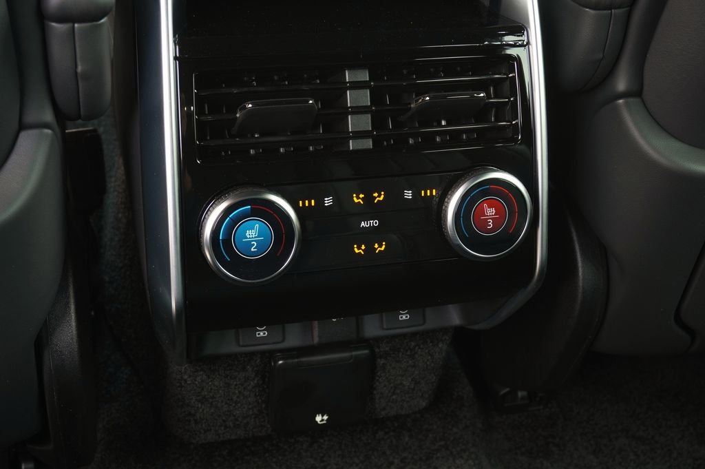 New 2026 Carpathian Grey Land Rover SE image 38