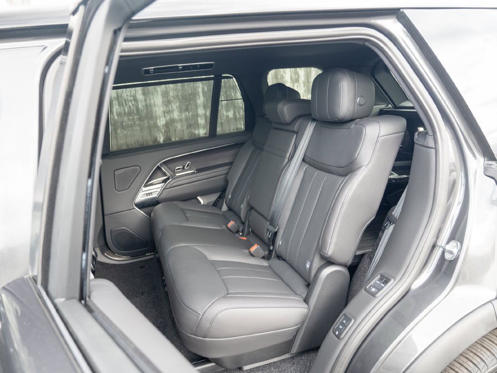 New 2026 Carpathian Grey Land Rover SE image 22