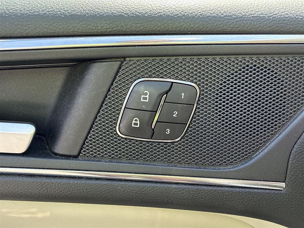 Used 2018 White Platinum Metallic Tri-Coat Ford Titanium image 17