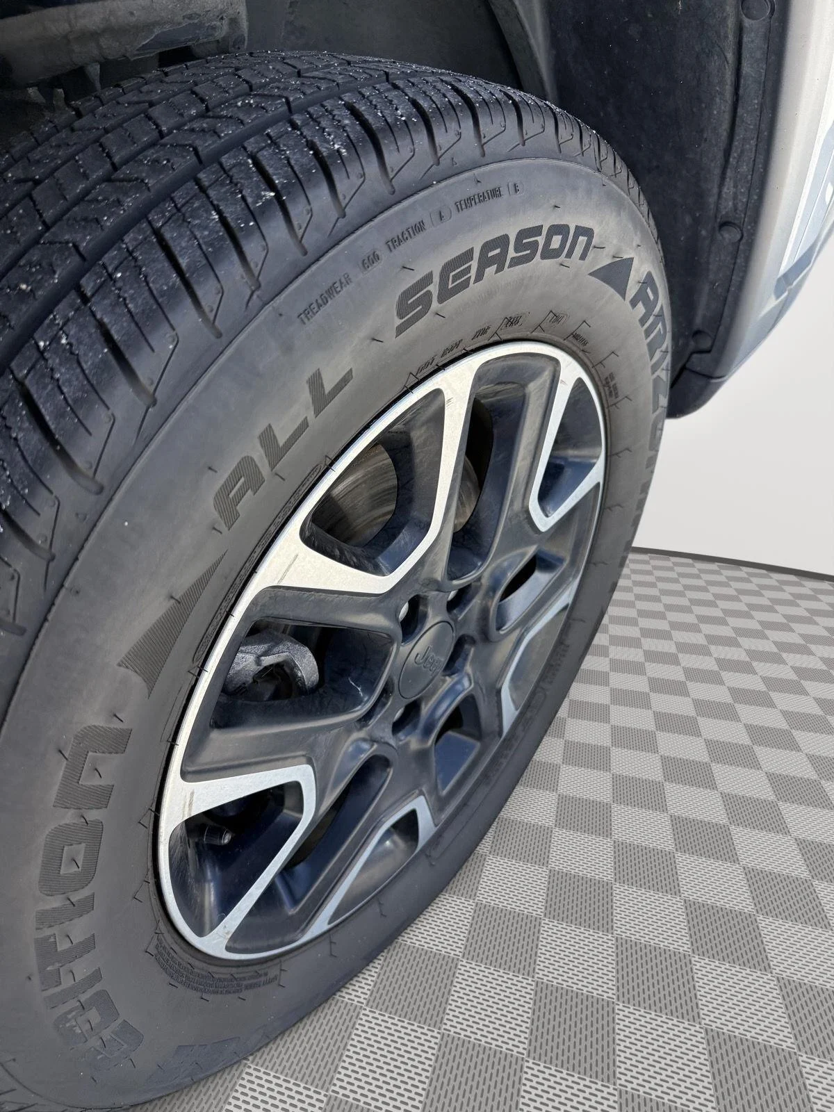 Used 2018 Billet Silver Metallic Clearcoat Jeep Trailhawk image 4