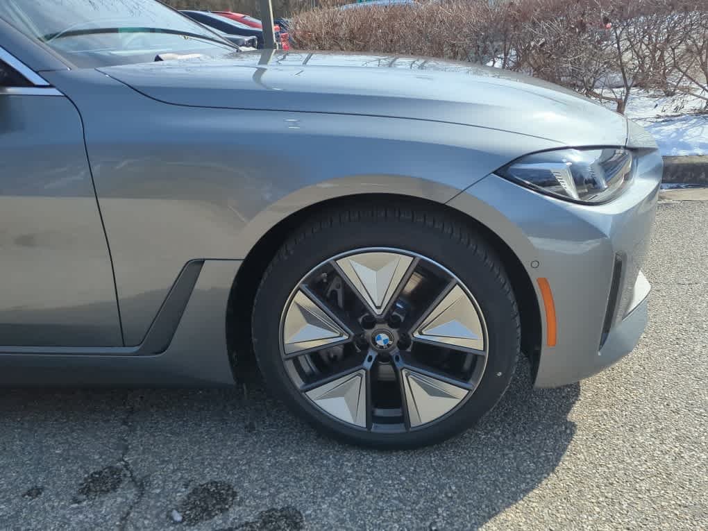 Used 2025 Skyscraper Grey Metallic BMW xDrive40 image 5