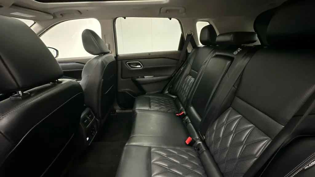 Used 2023 Gray Nissan Platinum image 10