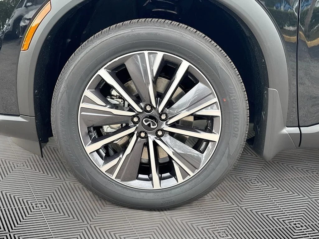 Used 2027 Black INFINITI LUXE image 35