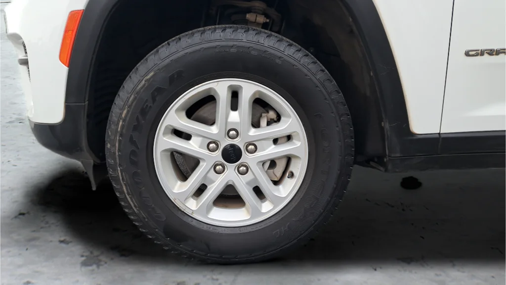 Used 2023 White Jeep Laredo image 28