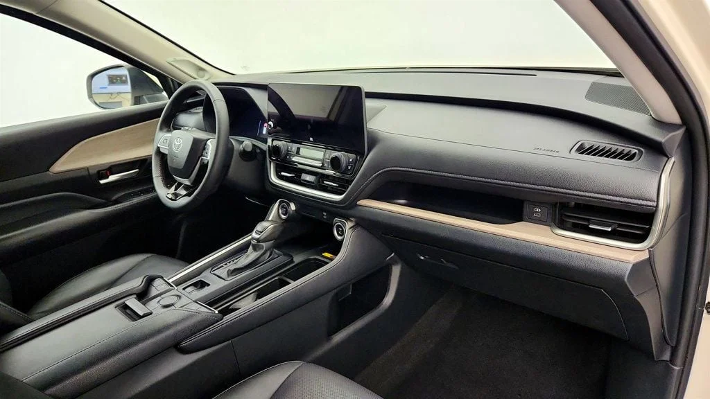Used 2024 Wind Chill Pearl Toyota Limited AWD image 25