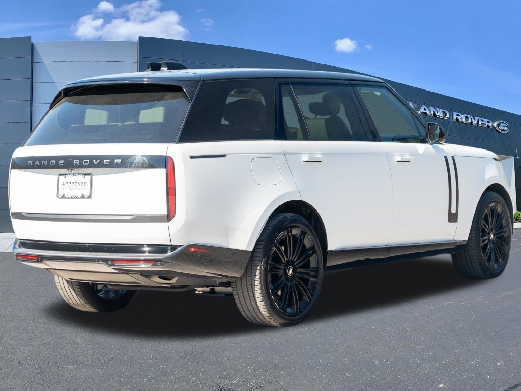 Used 2024 White Land Rover SE image 4