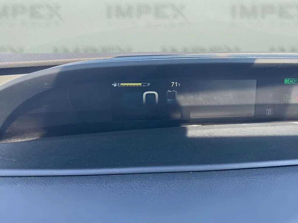 Used 2022 Silver Toyota LE image 10