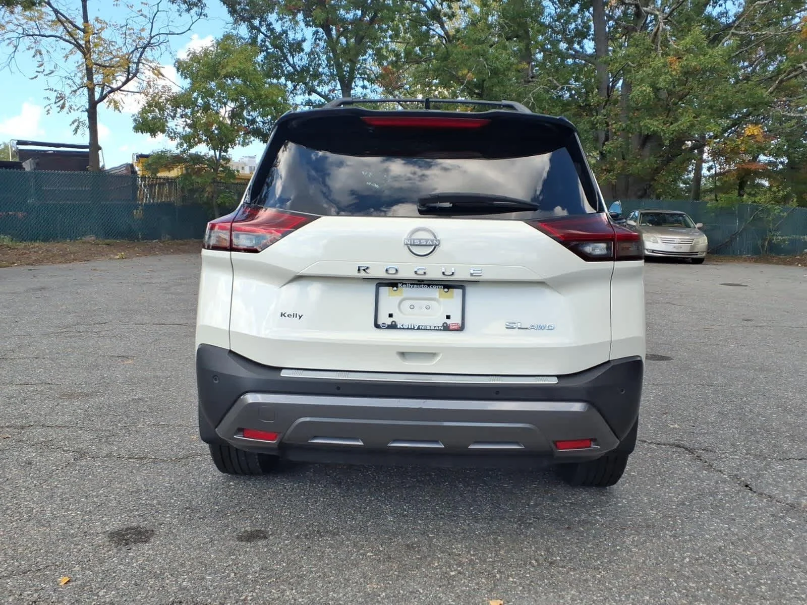 Certified Used 2023 Pearl White Tricoat/Super Black Nissan SL image 6